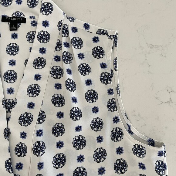 Talbots Sleeveless V Neck Easycare Medallion Print Top Blue + White Sz S - Picture 5 of 9